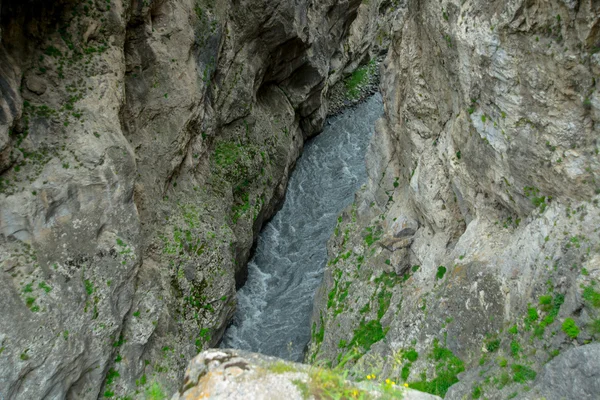 Belle rocce in condizioni atmosferiche nuvolose.Rossi. Il Caucaso . — Foto Stock