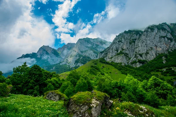 Berge gegen den Himmel im Sommer. Der Kaukasus. .russien. — Stockfoto