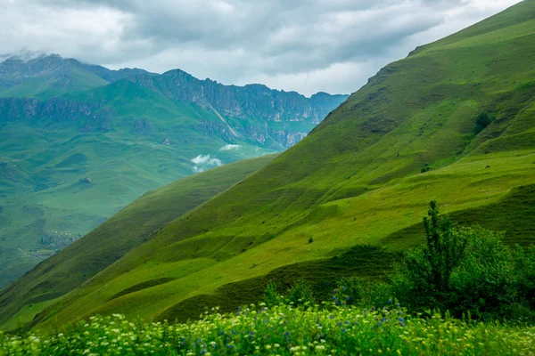 Bulutlu havalarda bulutlarda dağlar. Kafkasya. . Rusya. — Stok fotoğraf