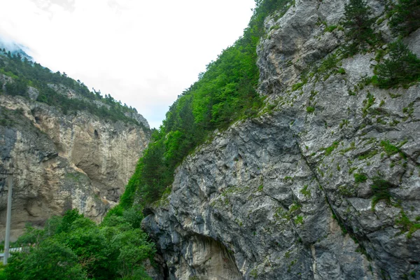 Hermosas rocas en clima nublado. El Cáucaso . — Foto de Stock