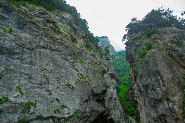 Belle rocce in condizioni atmosferiche nuvolose.Rossi. Il Caucaso . — Foto Stock