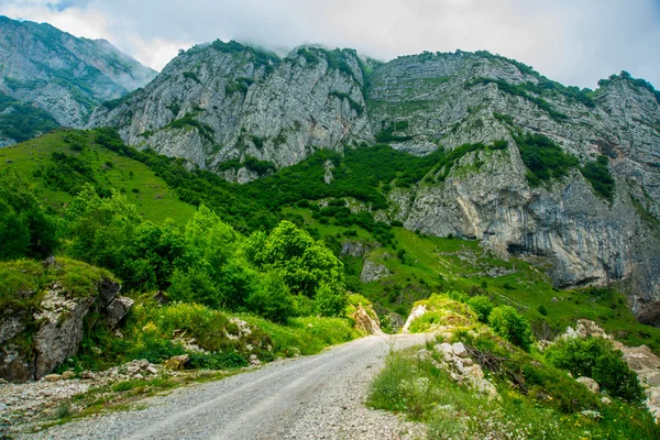 Hory v mracích v oblačném počasí. Road.Landscape. na Kavkaze. . Rusko. — Stock fotografie