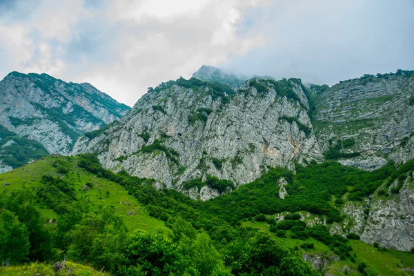 Berge gegen den Himmel im Sommer. Der Kaukasus. .russien. — Stockfoto