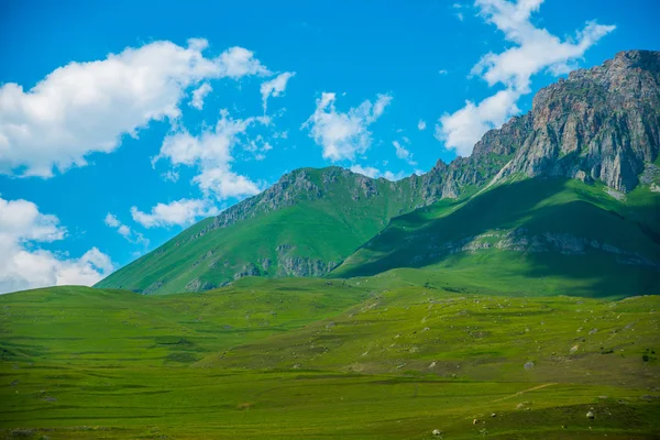 明るく青い空と美しい山。コーカサス。.ロシア. — ストック写真