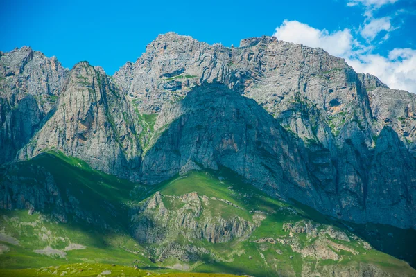 Красивые горы против ярко-голубого неба. Кавказ. .Russia . — стоковое фото