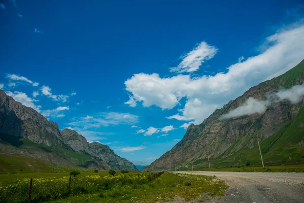 Hermosas montañas contra el cielo azul brillante.El Cáucaso. .Rusia . —  Fotos de Stock