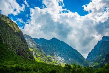 Parlak mavi gökyüzü beyaz bulutlar karşı güzel dağlar yaz. Kafkasya. . Rusya.