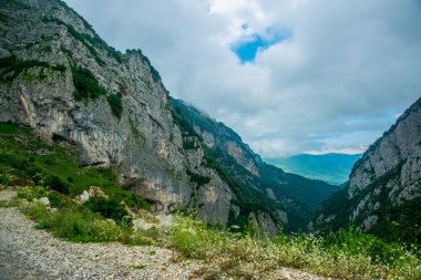 Dağlar gökyüzü yaz. Kafkasya. . Rusya.
