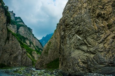 Bulutlu havalarda bulutlarda dağlar. Kafkasya. . Rusya.