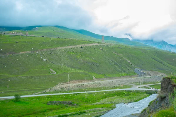 Гори, гірські річки. Кавказу. . Росія. — стокове фото