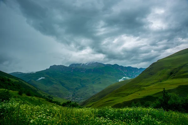 Hory v mracích v oblačném počasí. Na Kavkaze. . Rusko. — Stock fotografie