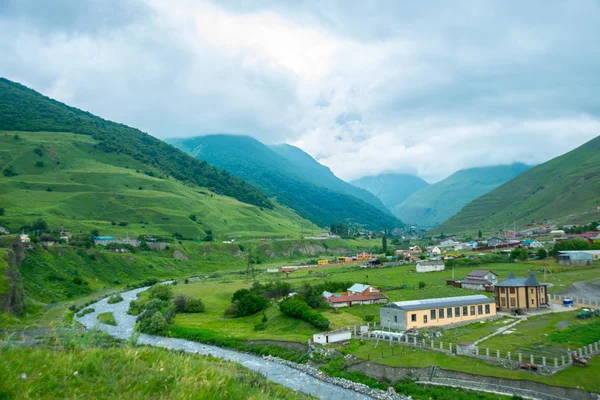 Montañas, río de montaña.El Cáucaso. .Rusia . — Foto de Stock