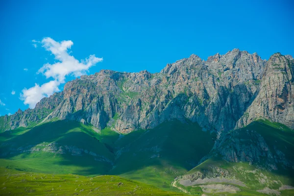 Vackra berg mot den ljusa himlen. I Kaukasus. . Ryssland. — Stockfoto