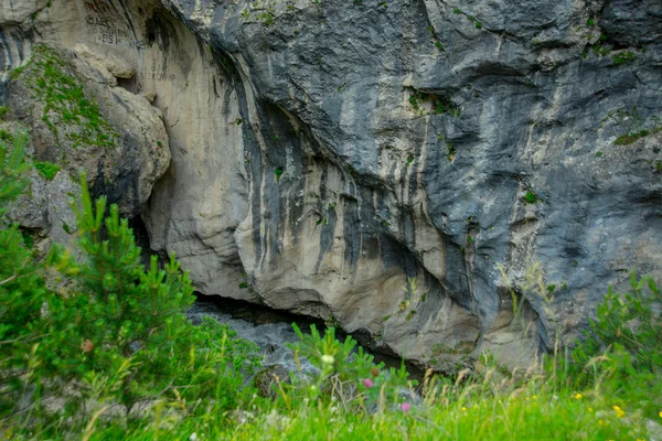 Belles roches par temps nuageux.Rossi. Le Caucase . — Photo