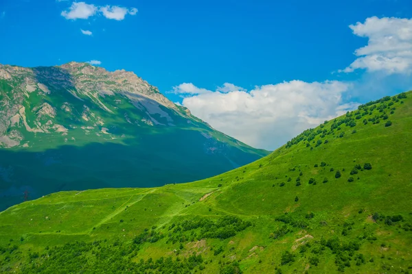 Dağlar gökyüzü yaz. Kafkasya. . Rusya. — Stok fotoğraf