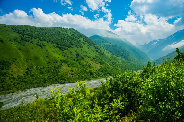 Montagne contro il cielo l'estate.Il Caucaso. .Russia . — Foto Stock