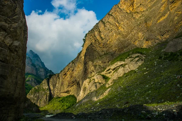 Parlak mavi gökyüzü beyaz bulutlar karşı güzel dağlar yaz. Kafkasya. . Rusya. — Stok fotoğraf