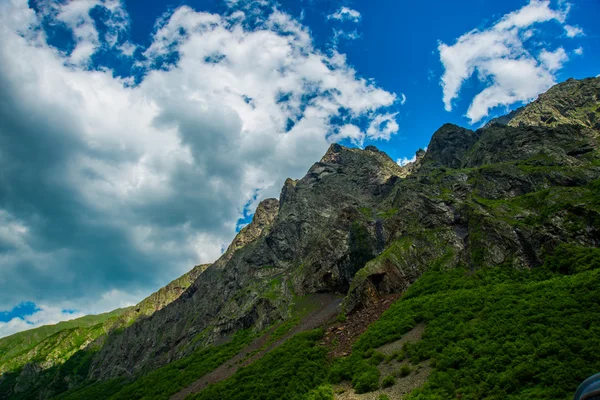 Vackra berg mot de ljusa blå himmel vita moln, sommaren. I Kaukasus. . Ryssland. — Stockfoto