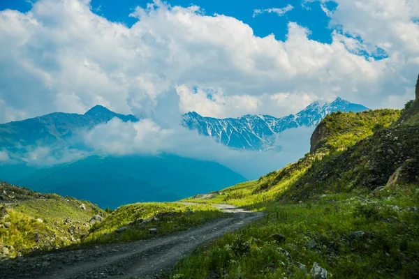 Prachtige bergen tegen de heldere blauwe hemel witte wolken, de zomer. De Kaukasus. . Rusland. — Stockfoto