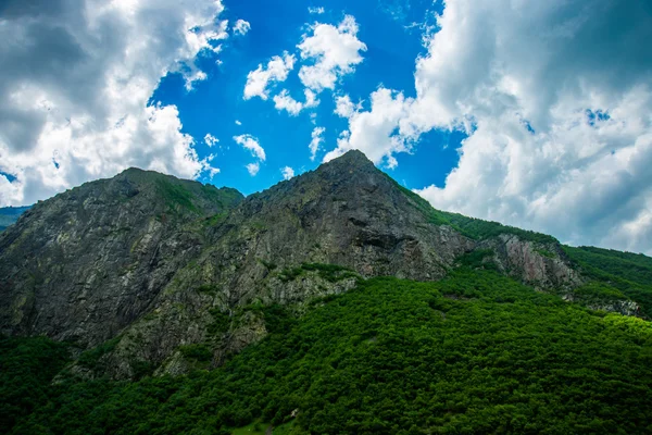 明るく青い空白い雲に対して美しい山々、夏。コーカサス。.ロシア. — ストック写真