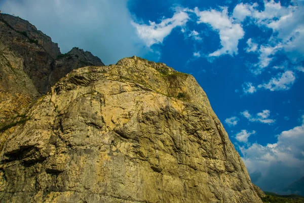 Parlak mavi gökyüzü beyaz bulutlar karşı güzel dağlar yaz. Kafkasya. . Rusya. — Stok fotoğraf