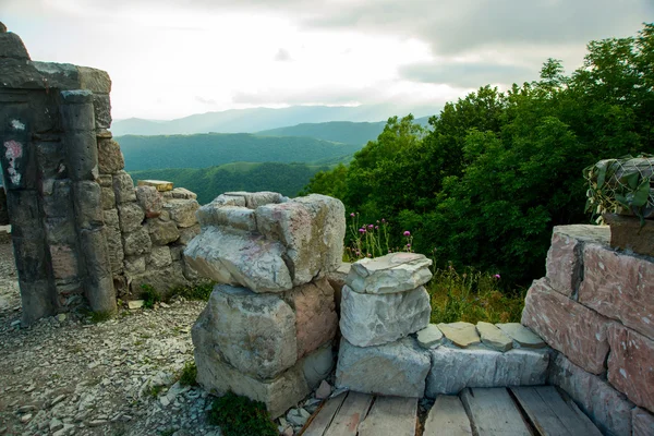 Una fortaleza sobre un fondo de montañas, donde descarga la película Storm Gates. Gelendzhik district.Russia . —  Fotos de Stock