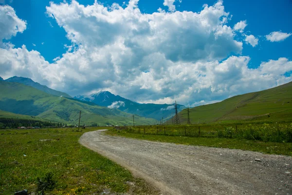 Bergen in de wolken in bewolkt weer. Road.Landscape. de Kaukasus. . Rusland. — Stockfoto