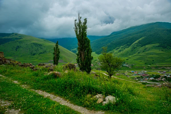 Montagne tra le nuvole in condizioni meteorologiche nuvolose.Il Caucaso. .Russia . — Foto Stock