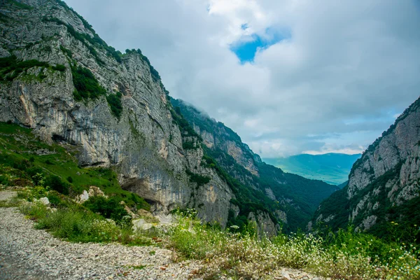 Montañas contra el cielo el verano.El Cáucaso. .Rusia . — Foto de Stock