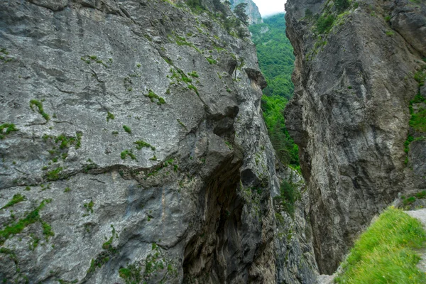 Belle rocce in condizioni atmosferiche nuvolose.Rossi. Il Caucaso . — Foto Stock