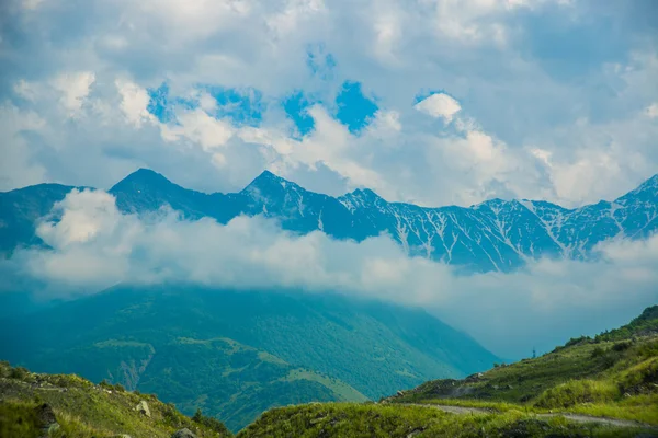 Montagne tra le nuvole in condizioni meteorologiche nuvolose.Il Caucaso. .Russia . — Foto Stock