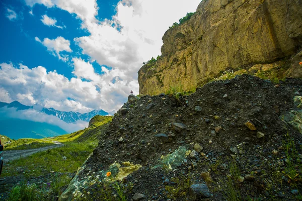 Belas montanhas contra o céu azul brilhante nuvens brancas, o verão.O Cáucaso. .Rússia . — Fotografia de Stock