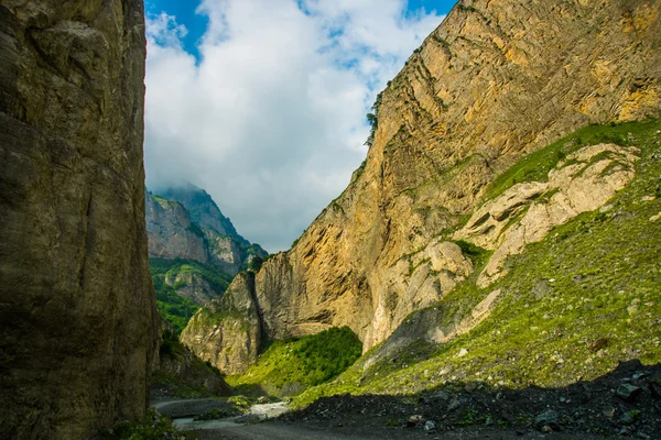 曇りの天候で雲の中の山。コーカサス。.ロシア. — ストック写真