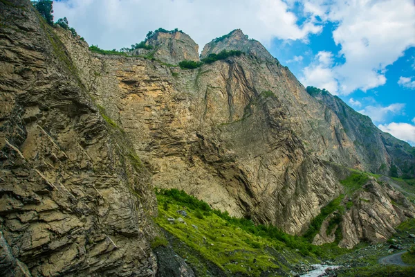 Hermosas montañas contra el cielo azul brillante nubes blancas, el verano.El Cáucaso. .Rusia . — Foto de Stock