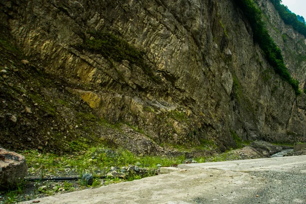 Bulutlu havalarda bulutlarda dağlar. Road.The Kafkasya. . Rusya. — Stok fotoğraf