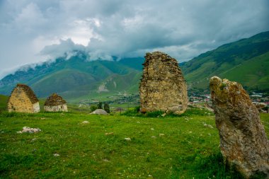 Dağlar Dağlar pası manzara. Kırık taş duvarlar parçaları ve. Caucasus.Russia.