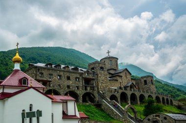 Taş, dağlarda eski bir kilise Manastırı. Caucasus.Russia.