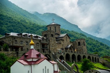 Taş, dağlarda eski bir kilise Manastırı. Caucasus.Russia.