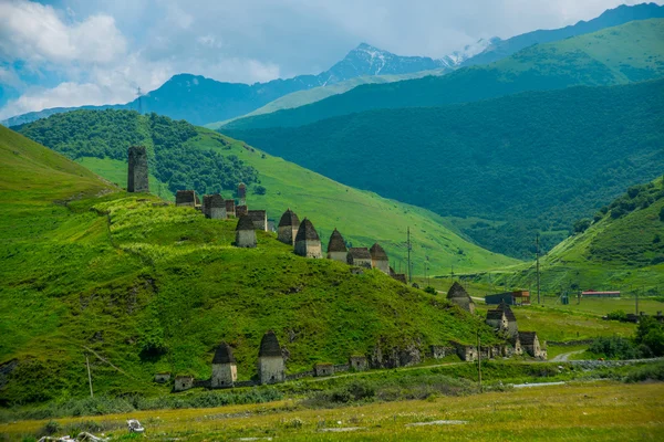 Stad van de doden. Stone graven op de heuvel. De Caucasus.Russia. — Stockfoto