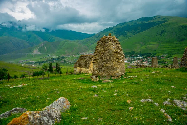 Paysage de montagnes à partir de montagnes pass.Fragments de murs de pierre brisés et Les Caucas.Russie . — Photo