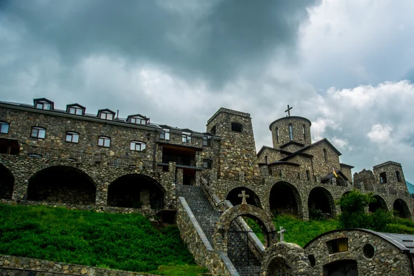 Il monastero di pietra, una vecchia Chiesa in montagna.Caucaso.Russia . — Foto Stock