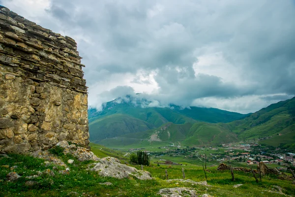 Ciudad de los muertos.Tumbas de piedra en la colina. El Cáucaso. Rusia . — Foto de Stock