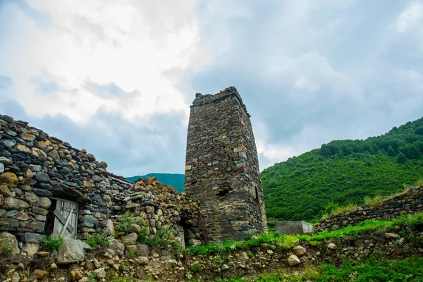 La vieja piedra de la torre en ruinas y un fragmento de pared. Cáucaso.. Rusia . —  Fotos de Stock