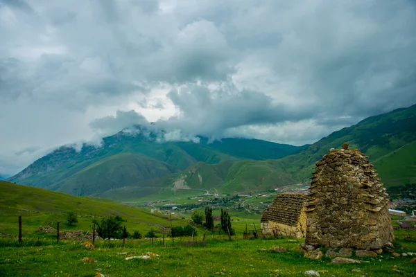 Paesaggio di montagne da passi di montagna.Frammenti di muri di pietra frantumati e il Caucaso.Russia . — Foto Stock