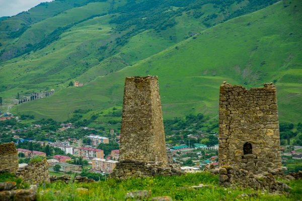 Bergen landschap van bergen pass. Fragmenten van de verbrijzelde stenen muren en. De Caucasus.Russia. — Stockfoto