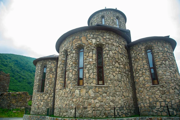 El monasterio de piedra, una antigua iglesia en las montañas.Cáucaso Rusia . — Foto de Stock
