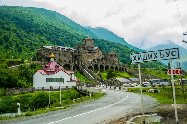 Klasztor z kamienia, stary kościół w górach. Caucasus.Russia. — Zdjęcie stockowe