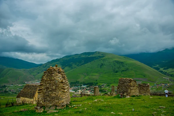 Paesaggio di montagne da passi di montagna.Frammenti di muri di pietra frantumati e il Caucaso.Russia . — Foto Stock