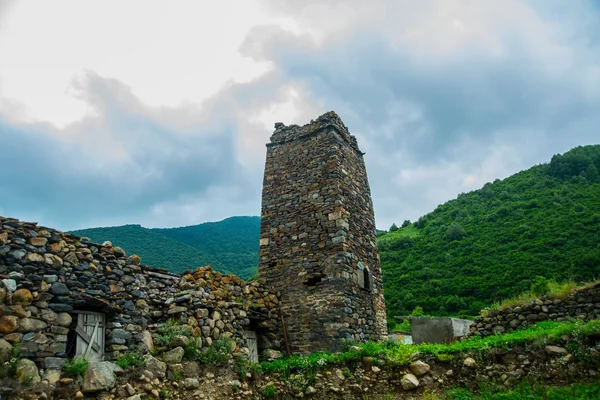 La vieja piedra de la torre en ruinas y un fragmento de pared. Cáucaso.. Rusia . —  Fotos de Stock