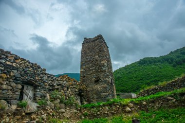 Eski bir taş harap kule ve bir duvar parçası olarak. Caucasus... Rusya.
